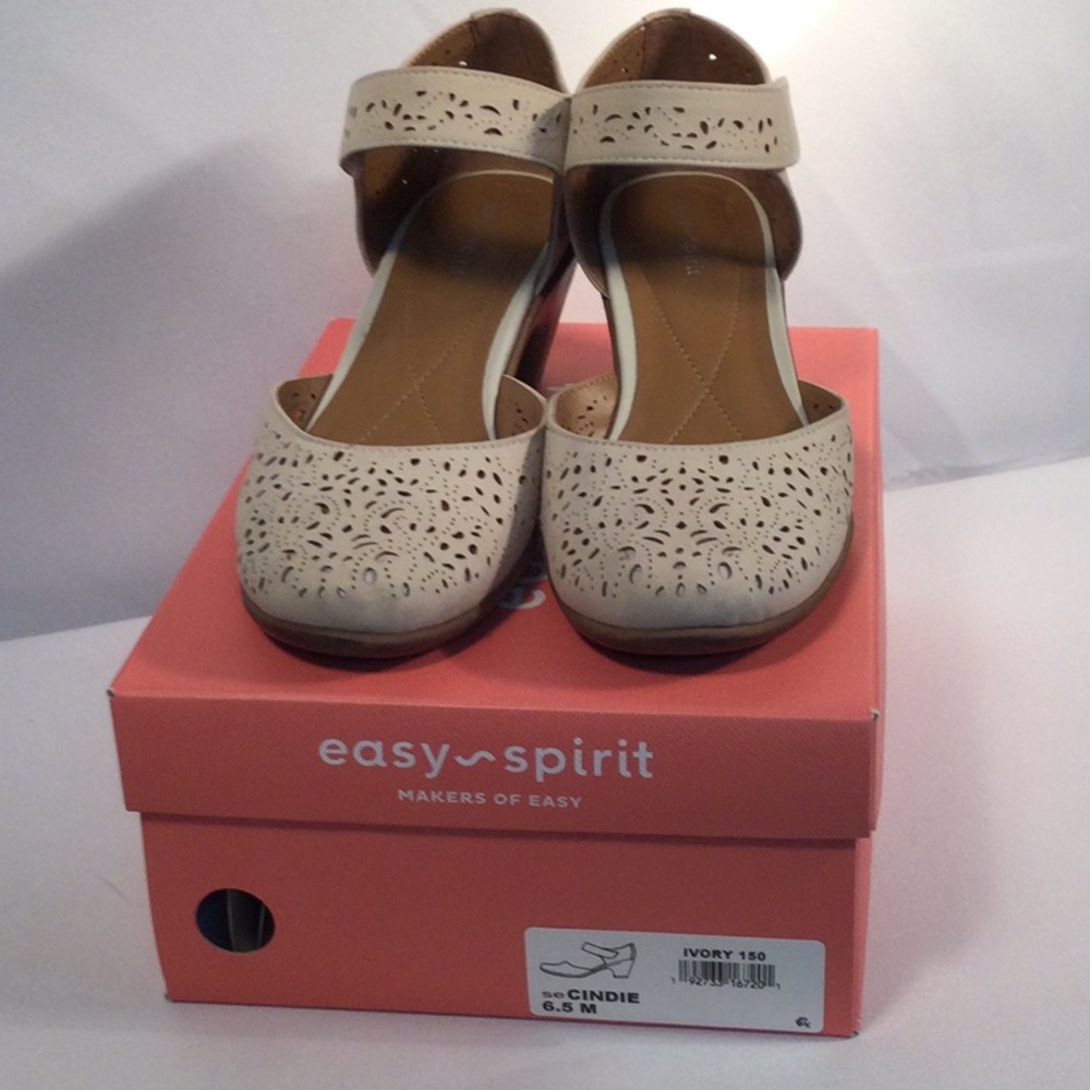 Easy Spirit Women's Cindie Mary Jane Pumps in Ivory Size 6.5 M